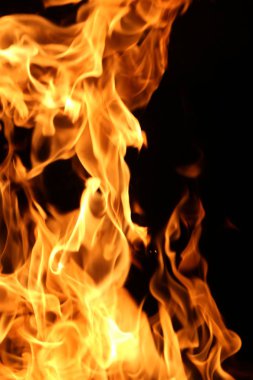 Büyük bir yangının yakın çekim. Ateşe tahta tahtalar. Gece ateş yanıyor..