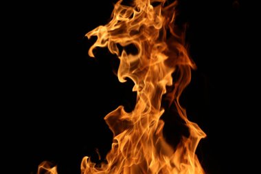 Büyük bir yangının yakın çekim. Ateşe tahta tahtalar. Gece ateş yanıyor..