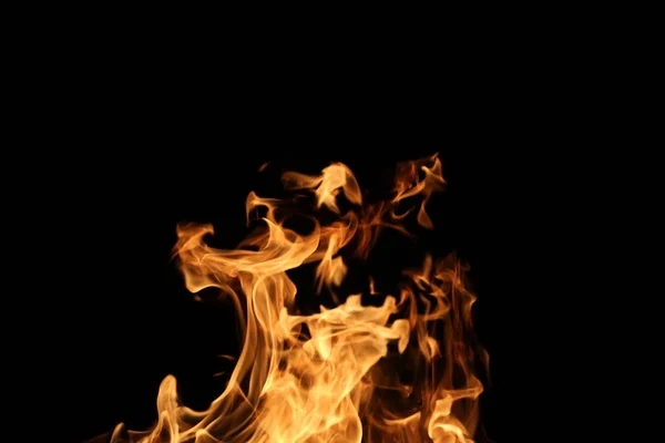 Close-up van een grote brand. Houten planken aan het vuur. Het vuur brandt in de nacht. Stockfoto