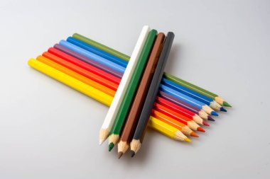 renkli kalemler, okul boyalı kalemler, çocuklar için okul malzemeleri.