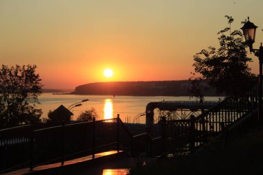 Denizin üzerinde gün batımı