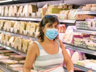 GENÇ KADIN GİRİŞ MASKASI Alış-verişi yapıyor