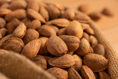 Tahta bir çantanın içindeki badem dizisi.