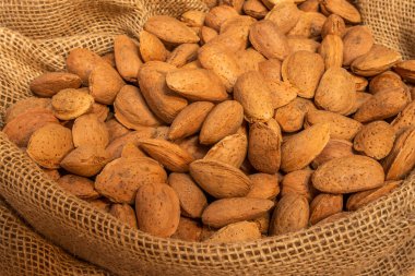 Tahta bir çantanın içindeki badem dizisi.