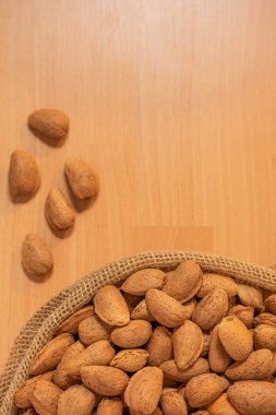 Tahta bir çantanın içindeki badem dizisi.