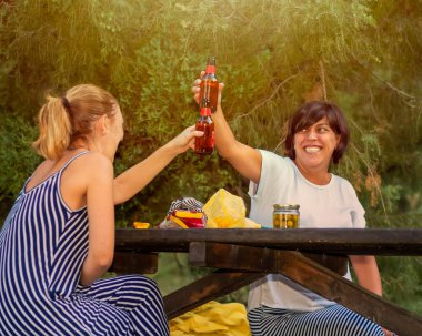 KADIN KIZ KIZ KIZ KIZLARI Birayla Tost Yapıyor