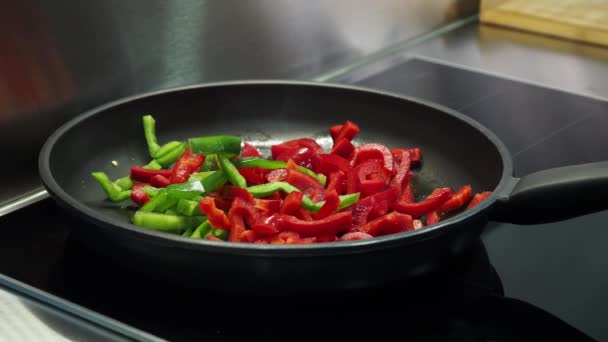 Steka Grön Och Röd Paprika Glaskeramik — Stockvideo