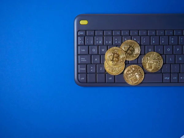 Klavye üzerindeki bitcoin koyu mavi arkaplan