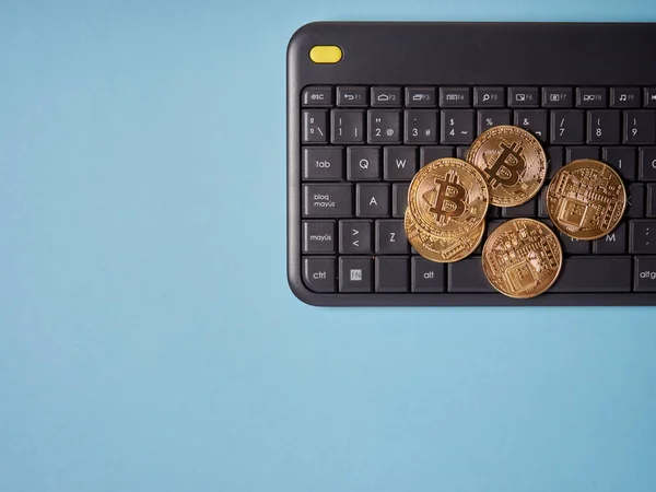 Klavyedeki bitcoin açık mavi arkaplan