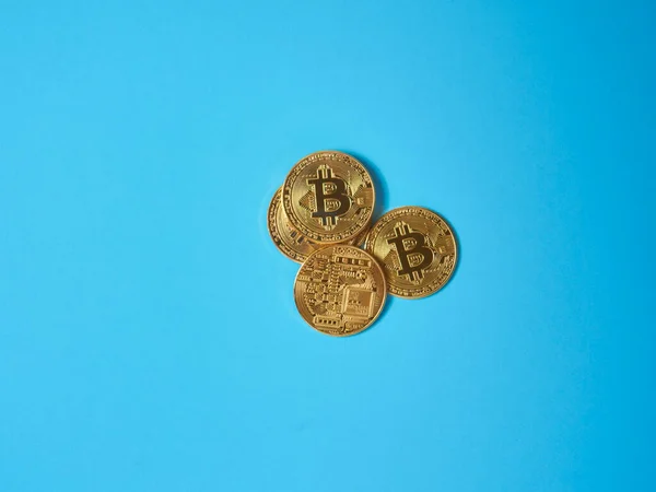 mavi arkaplanda bitcoins