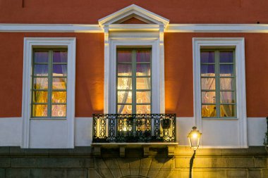 Üç pencere ve balkon gecesi, lightd tarafından bir sokak lambası. İtalya