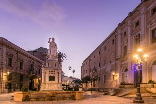 Olbia Night Statua Lampione Edifici Italia Sardegna — Foto Stock