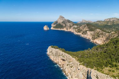 Cliff Cap de Formentor - Maiorca Akdeniz dalgalar üzerinde