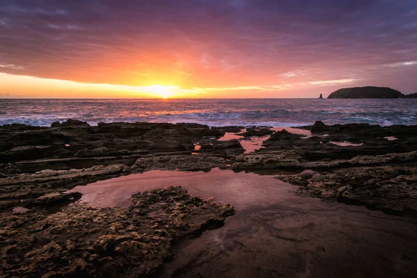 Maravilhoso Pôr Sol Enquanto Céu Nublado Reflete Poça Água Mar — Fotografia de Stock