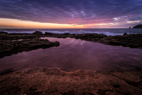 Maravillosa Puesta Sol Mientras Cielo Nublado Refleja Charco Agua Mar — Foto de Stock