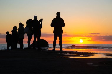 Bir grup insan bir harika kış günbatımı Camogli içinde bakıyordu. Ligury, İtalya