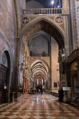 Tafsilât-in harika mimari ve dekorasyon Basilica Saint Anthony Padua, İtalya