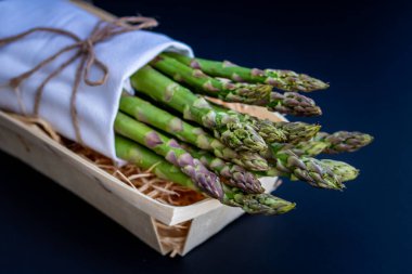 Saman tepside yeşil kuşkonmaz