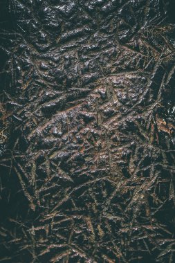 Yapılandırılmış metal yüzey, kabartmalı, siyah ve kahverengi renkli. Grunge.