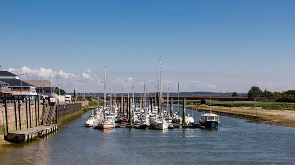 Bateaux en marina en France avec ciel bleu — Photo