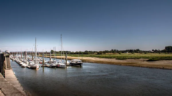 Boote im Yachthafen in Frankreich mit blauem Himmel — Stockfoto