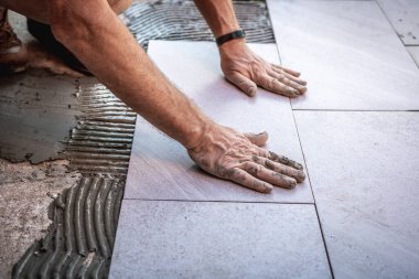 Beton zeminde döşeme var. Yüksek kalite fotoğraf