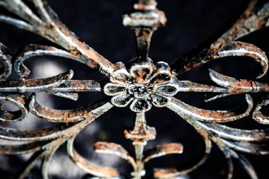 Çiçekler ve arabesk ile eski paslı metal ızgara