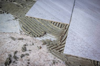 Beton zemine yapıştırıcıyla döşeme kurulumu