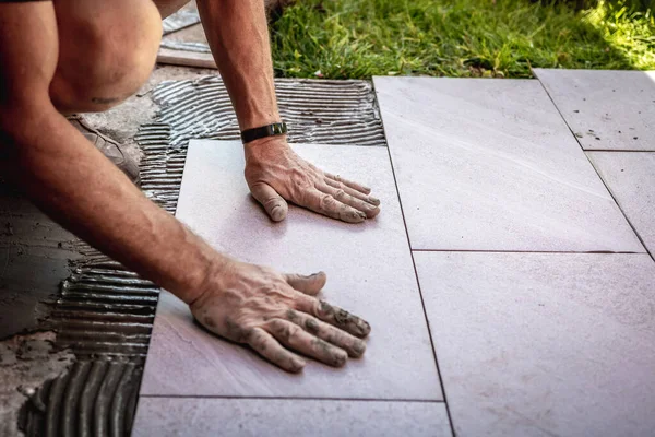 Установка плитки з клеєм на бетонну підлогу — стокове фото