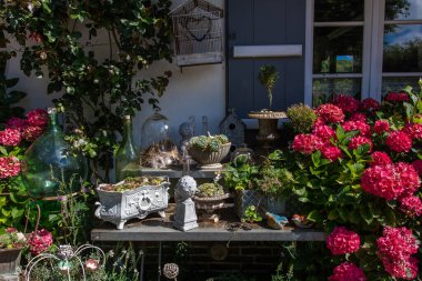 Yazın bahçedeki antik dekoratif nesneler