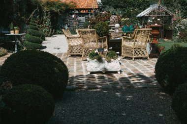 Bahçe salonu olan dostane bir teras.