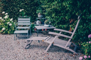 Bahçede uzun bir sandalye ve masa