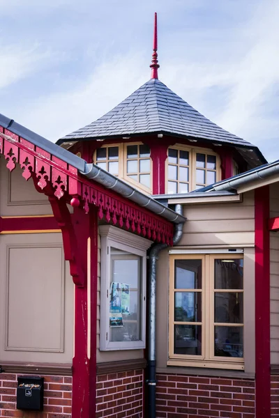 Boyalı ahşap ve tahta çatılı eski ahşap ev