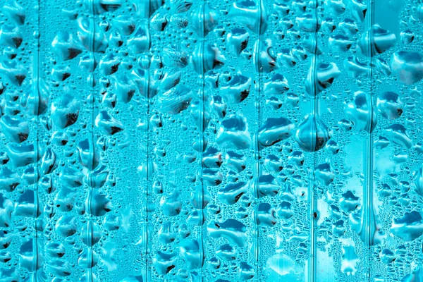 Gotas de agua en la pared de vidrio. Antecedentes De cerca. — Foto de Stock