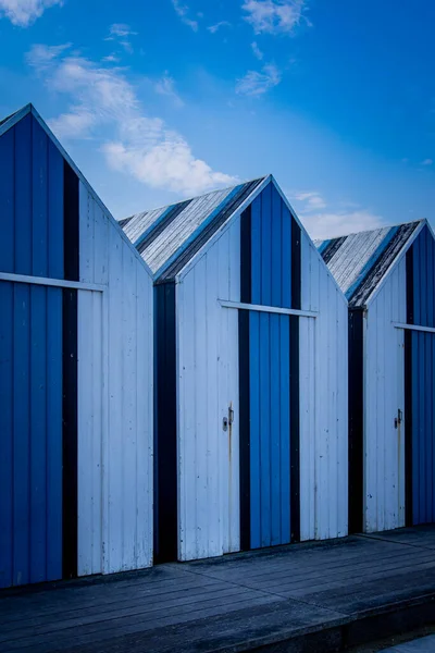 Cabanas de madeira na praia de Yport na Normandia, França — Fotografia de Stock