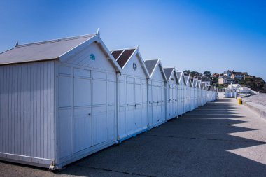 Fransa 'nın Normandiya sahilindeki ahşap kulübeler.