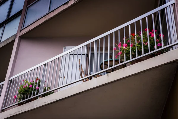 Balkon inşa etmek, balkon ve çiçeklerle. — Stok fotoğraf