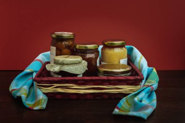 Gourmet ürünleri, kavanozlar ve yerel ürünlerin korunduğu hediye sepeti.