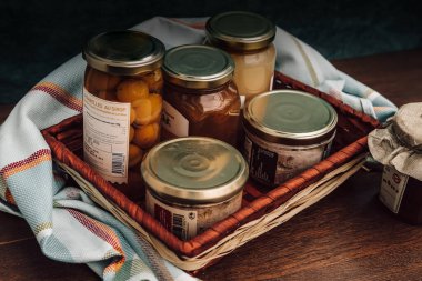 Gourmet ürünleri, kavanozlar ve yerel ürünlerin korunduğu hediye sepeti.