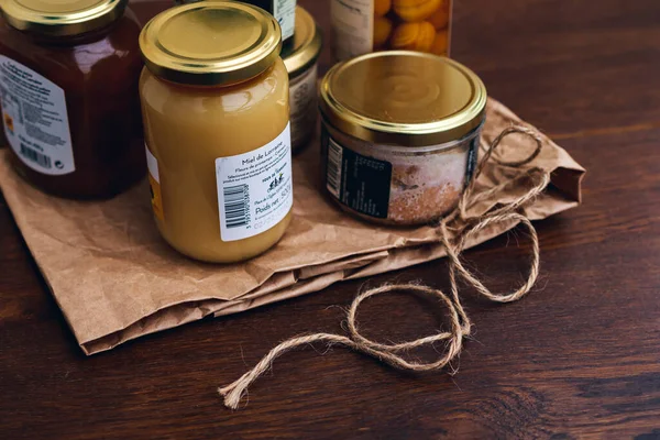 Gläser und Konserven von lokalen Produkten, Gourmetprodukte — Stockfoto