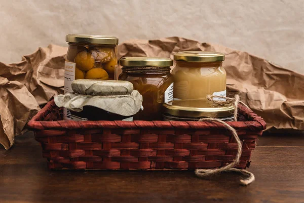 Gourmet ürünleri, kavanozlar ve yerel ürünlerin korunduğu hediye sepeti.