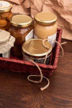 Gourmet ürünleri, kavanozlar ve yerel ürünlerin korunduğu hediye sepeti.