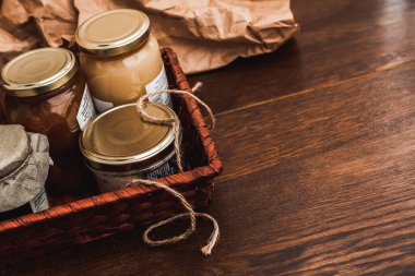 Gourmet ürünleri, kavanozlar ve yerel ürünlerin korunduğu hediye sepeti.