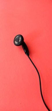 Kırmızı arkaplanda bir stereo kulaklık