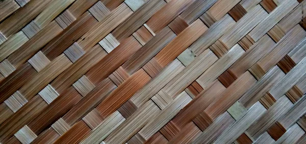 Bambudan yapılmış çapraz desen arkaplanı bir dokuyu temsil ediyor
