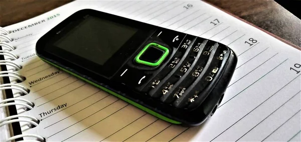 Not defterindeki eski uzun metrajlı telefon