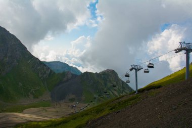 Krasnaya Polyana Sohi 'deki dağlarda funiküler. Rusya.
