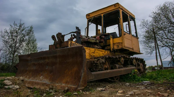 Rusty Abbandonato Trattore Emarginato Nella Foresta Verde — Foto Stock