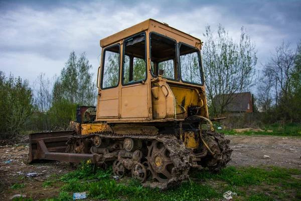 Rusty Abandonado Tractor Marginado Bosque Verde — Foto de Stock