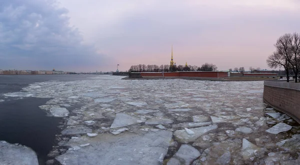 Neva River Floating Ice Floes Background Petrpavlovskaya Fortress Saint Petersburg — Stock Photo, Image